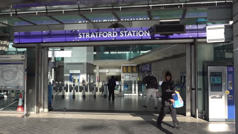 Muy-Pocas-Personas-Entran-Y-La-Estación-De-Metro-De-Stratford,-Casi-Desierta,-En-El-Este-De-Londres,-Se-Encuentra-Durante-La-Hora-Punta-De-La-Mañana,-Normalmente-Concurrida,-Durante-El-Brote-De-Coronavirus