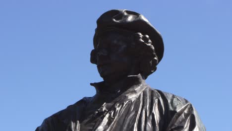 Statue-of-famous-Dutch-painter-Rembrandt-van-Rijn-in-Leiden,-the-Netherlands-against-a-blue-sky