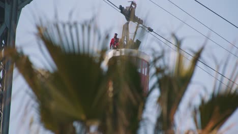 60fps:-Männer-Werden-Aus-Der-Seilbahn-In-Barcelona-Gerettet-–-Vergrößerte-Aufnahme