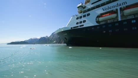 Glacier-Bay,-Alaska,-USA,-16.-Juli-2016:-Kreuzfahrtschiff-Vor-Dem-Margerie-Gletscher,-Szenisches-Kreuzen-An-Einem-Sonnigen-Tag