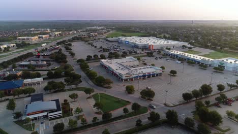 Este-Es-Un-Vuelo-Aéreo-Sobre-El-Centro-Comercial-Wal-mart-En-Roanoke,-Texas,-El-23-De-Septiembre-De-2020