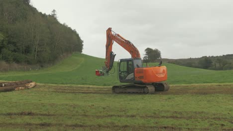 Excavadora-Excavadora-Con-Accesorio-De-Corte-De-árboles-Conduciendo-En-El-Campo-Hacia-La-Silvicultura