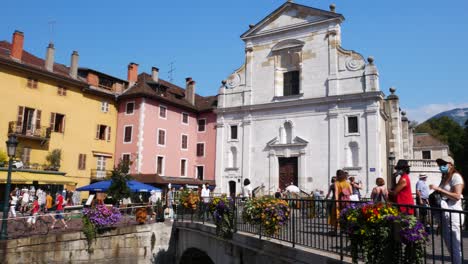 Toma-Panorámica-De-Turistas-Con-Máscaras-Protectoras-Debido-A-Covid-19-Caminando-En-El-Hermoso-Casco-Antiguo-De-Annecy,-Francia