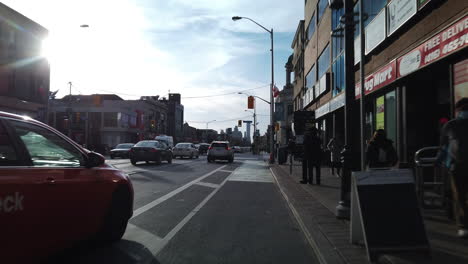 Ciclismo-A-Través-De-La-Intersección-De-Danforth-Y-Pape-Avenue-En-Toronto