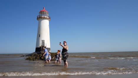 Touristenfamilie-Macht-Ein-Selfie-Am-Leuchtturm-Von-Ayr