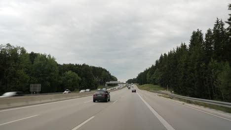 Zeitlupenaufnahme-Einer-POV-Ansicht-Der-Windschutzscheibenhaube-Beim-Autofahren-Auf-Der-Deutschen-Autobahn-An-Einem-Bewölkten-Tag