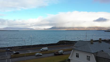 Paisaje-De-Reykjavik-Sobre-La-Costa,-Tiro-Panorámico-De-Drones