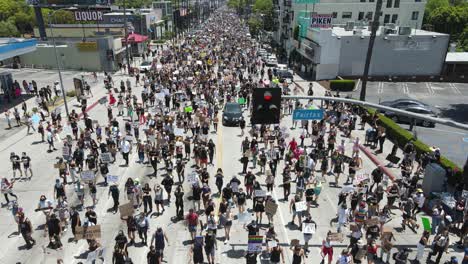 Große-Menschenmenge-Marschiert-Die-Straße-Von-Los-Angeles-Entlang,-Um-Sich-Für-Das-Leben-Der-Schwarzen-Einzusetzen