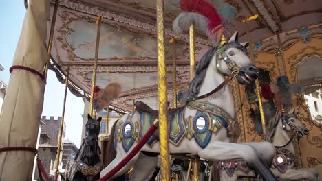 4K-Zeitlupe-Eines-Vintage-Karussells,-Karussells,-Karussells,-Zirkusfahrten-Auf-Der-Piazza-Della-Repubblica-In-Florenz