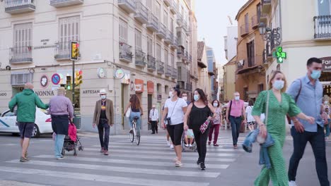 El-Nuevo-Concepto-Normal:-Gente-Con-Mascarilla-En-Málaga,-España-En-Público