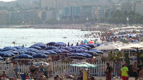 Playa-Llena-De-Gente-En-Un-Día-Soleado-En-Niza,-Francia-Durante-El-Brote-De-Covid