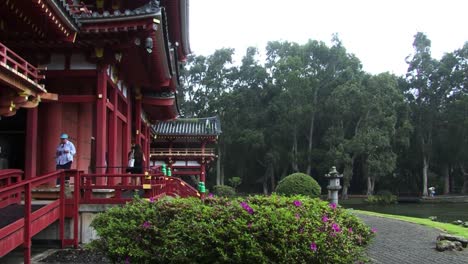 Visitando-El-Templo-Byodo-in,-Parque-Conmemorativo-Del-Valle-De-Los-Templos-Kahaluu,-Oahu,-Hawaii