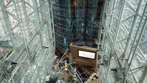 People-using-an-escalator-in-Hong-Kong-Langham-place,-a-unique-commercial-and-shopping-complex-in-Kowloon-area