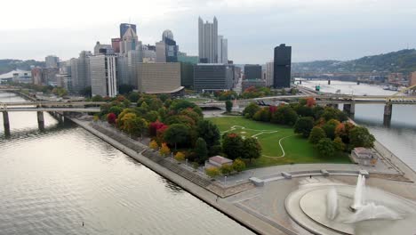 El-Follaje-De-Otoño-En-El-Parque-Estatal-Point-Y-Fuente-En-Pittsburgh,-Pennsylvania,-Ee.uu.