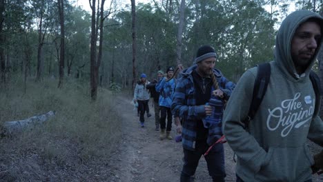 Hombres-Que-Van-A-Acampar-Llevando-Una-Cuerda-Larga-Y-Gruesa---Pista-De-Senderismo-De-Monte-Byron---Queensland,-Australia