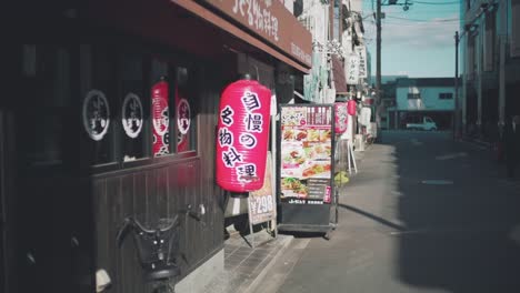 Japanese-Paper-Lantern-Hanging-And-Swaying-At-The-Entrance-Of-A-Japanese-Restuarant-In-Kyoto,-Japan