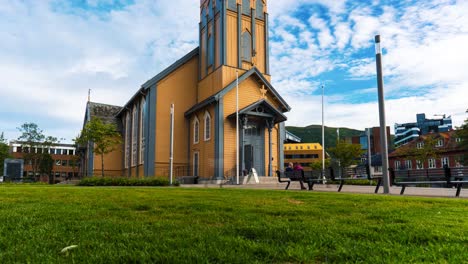 Zeitraffer-Mit-Nach-Oben-Geneigter-Bewegung,-Um-Die-Gesamte-Holzkathedrale-In-Tromsø,-Norwegen,-Zu-Zeigen