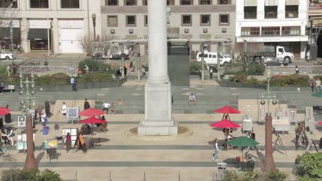 Schneller-Zeitraffer-Von-Menschenmassen,-Die-An-Einem-Sonnigen-Tag-Auf-Dem-Union-Square-In-Der-Innenstadt-Von-San-Francisco-Spazieren