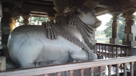 Vista-De-Impresionantes-Tallas-De-Piedra-Del-Siglo-XII-Y-Un-Solo-Toro-De-Piedra-En-Karnataka,-El-Templo-De-Hoysaleshwara