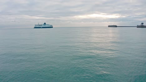 Dron-Deslizante-Aéreo-Bajo-Disparado-Hacia-Dover-A-Calais-Cross-Channel-Ferry-Saliendo-Del-Puerto-De-Dover