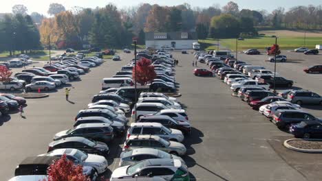 Parkplatz-Voller-Autos,-Leute-Kommen-Und-Gehen