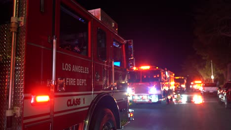 Bomberos-De-Los-Ángeles-Trabajando-En-La-Escena.