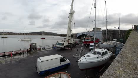 Vehículo-De-Grúa-Hidráulica-Que-Levanta-El-Barco-De-Pesca-En-Lapso-De-Tiempo-De-Agua-Del-Puerto-Deportivo-De-Conwy