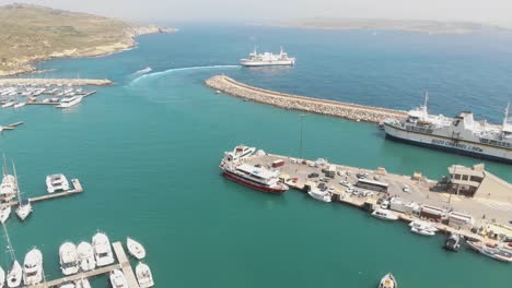 Toma-Aérea-En-El-Sentido-De-Las-Agujas-Del-Reloj-Del-Puerto-De-Mgarr-En-Gozo-Malta