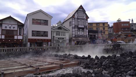 Campos-De-Aguas-Termales-En-Kusatsu-Onsen-En-Japón-En-Un-Día-Nublado---Toma-Lateral