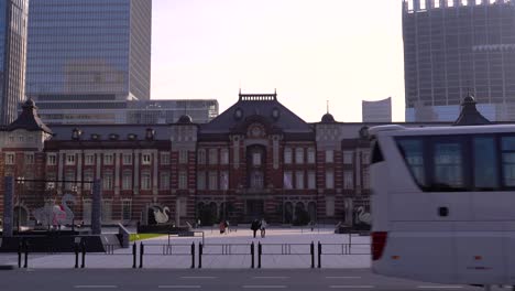 Weitblick-Auf-Den-Bahnhof-Tokio-In-Den-Frühen-Morgenstunden-Mit-Wenigen-Menschen