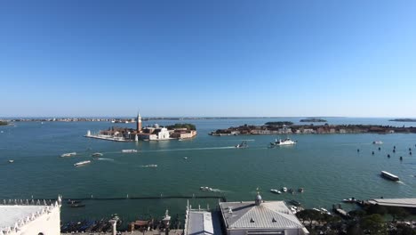 Venecia-Se-Puede-Apreciar-Verdaderamente-Como-La-Maravilla-Que-Es-Cuando-Se-La-Mira-Desde-Lo-Alto,-Rodeada-Por-Una-Laguna-Y-Atravesada-Por-Canales-Como-Muy-Pocas-Ciudades-En-El-Mundo