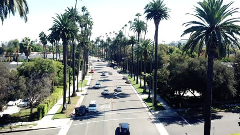 Toma-Aérea-De-Autos-Conduciendo-En-Una-Concurrida-Calle-Residencial-En-Los-Angeles,-California