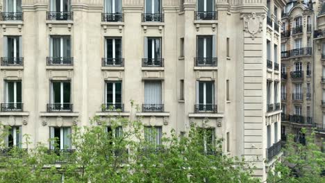 Diferentes-Escenas-De-París-Vistas-Desde-Un-Tren-Subterráneo-En-Movimiento-En-Rutas-Exteriores