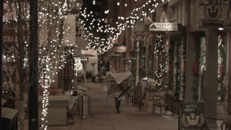 Una-Camarera-Lleva-Una-Mesa-Al-Aire-Libre-Para-Preparar-El-Café-De-La-Noche-En-Larimer-Square-Denver-Navidad-2020