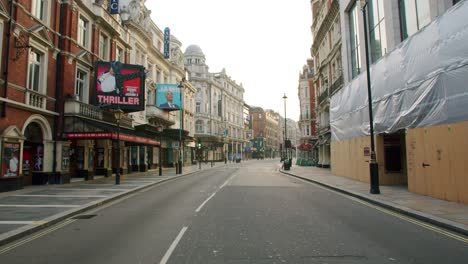 Bloqueo-En-Londres,-Teatros-Cerrados-A-Lo-Largo-De-La-Desierta-Avenida-Shaftesbury,-West-End-En-La-Hermosa-Luz-Del-Sol-De-La-Mañana,-Durante-La-Pandemia-De-Coronavirus-2020