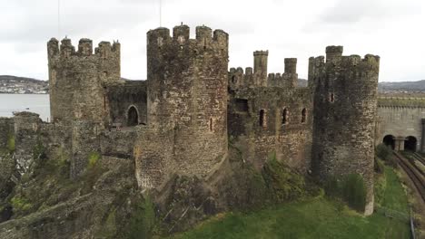 Luftaufnahme-Des-Historischen-Mittelalterlichen-Wahrzeichens-Von-Conwy-Castle-In-Der-Mitte-Der-Umlaufbahn-Rechts