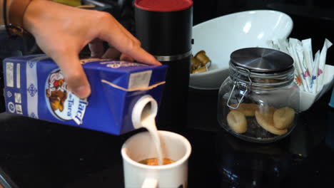 Sequenz-Einer-Kaffeezubereitungsszene.-In-Einem-Büro