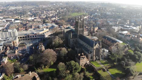 Brillante-Wendeaufnahme-Der-Kathedrale-Von-Worcester-An-Einem-Nebligen-Novembermorgen