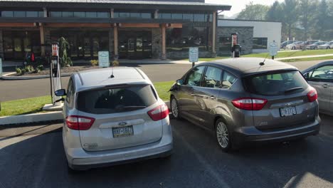 Estación-De-Carga-De-Coches-Eléctricos-En-El-Estacionamiento