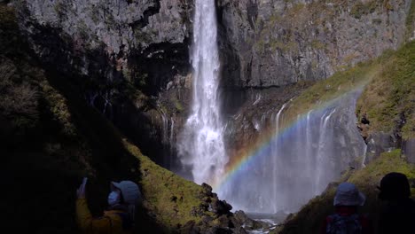 Frau-Mit-Gesichtsmaske-Während-Der-Koronakrise,-Die-Ein-Selfie-Vor-Dem-Wasserfall-Macht