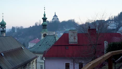 Secuencia-Panorámica-En-La-Azotea-De-La-Ciudad-De-Banska-Stiavnica,-Eslovaquia