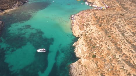 La-Laguna-Azul,-Vista-Desde-Lo-Alto,-Con-Aguas-Claras-Y-Cálidas-Y-Corales-Visibles-Debajo-De-La-Superficie,-Es-Un-Popular-Destino-De-Vacaciones-Mediterráneo-Para-Los-Visitantes