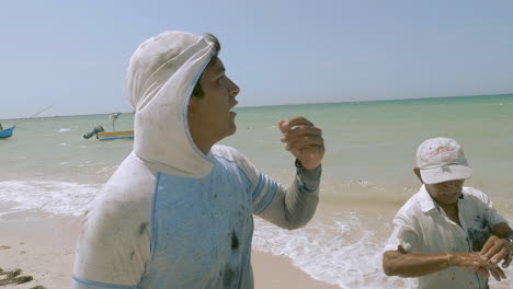 FISHERMEN-AT-PROGRESO,-LIFE-IN-MERIDA-YUCATAN-MEXICO