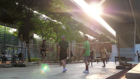 Gente-Jugando-Sepak-Takraw-Bajo-La-Autopista-En-El-Distrito-De-Saphan-Taksin-De-Bangkok-Tailandia-En-Cámara-Lenta