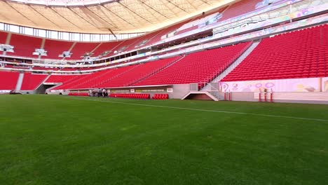 Schwenk-über-Den-Fußballplatz-Im-Mane-Garrincha-Stadion