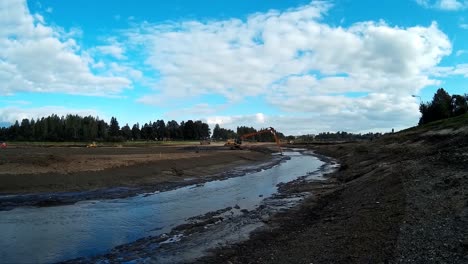 Las-Excavadoras-Están-Trabajando-Con-Baldes-Para-Limpiar-Lodos-De-Lodo-Y-Escombros-Del-Fondo-Del-Río-Drenado