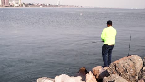 Mann-Beim-Angeln-In-Der-Langen-Strandbucht