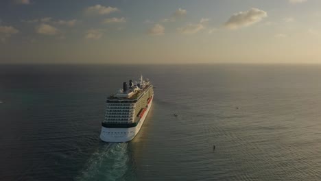 Luftaufnahme-Des-Kreuzfahrtschiffes,-Das-In-Den-Großen-Blauen-Ozean-Segelt,-4k