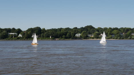 Zwei-Segelboote-Kämpfen-An-Einem-Sonnigen-Tag-Gegen-Die-Drift-Auf-Der-Elbe-In-Hamburg-Und-Kommen-Nicht-Vorwärts