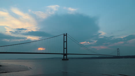 4K-Zeitraffer-Mit-Blick-Nach-Nordwesten-Auf-Die-Humber-Bridge-Im-Norden-Von-Lincolnshire,-Großbritannien,-Die-Auf-Der-Südseite-Des-Flusses-Humber-Steht